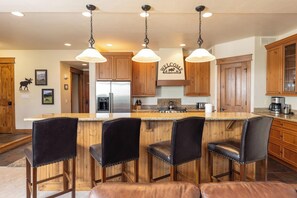 Fridge, microwave, oven, stovetop - Lodge at Cucumber Patch: Private Hot Tub, Great Views, Walk to Gondola & Town (Breckenridge)