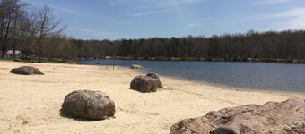 Modern house, Hot Tube, lakes, pools, water parks, Ski, tennis A/C Free WiFi