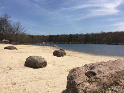 Modern house, Hot Tube, lakes, pools, water parks, Ski, tennis A/C Free WiFi