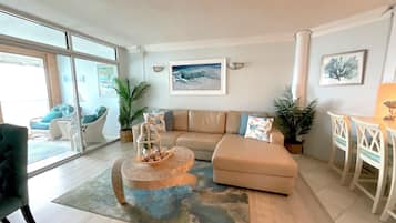 Een smart-tv, een open haard, een dvd-speler en boeken