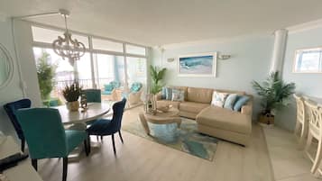 Smart-TV, Kamin, DVD-Player, Bücher