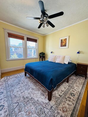 4 bedrooms, desk, iron/ironing board, free WiFi - RENOVATED SUNNY 1400SF 4 BEDROOM VICTORIAN STYLE APARTMENT, STREET PARKING (Boston)
