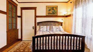 4 bedrooms, desk, iron/ironing board, free WiFi