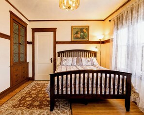 4 bedrooms, desk, iron/ironing board, free WiFi - Sunny 4 Bed/2 Bath Victorian Oasis in the City! (Boston)