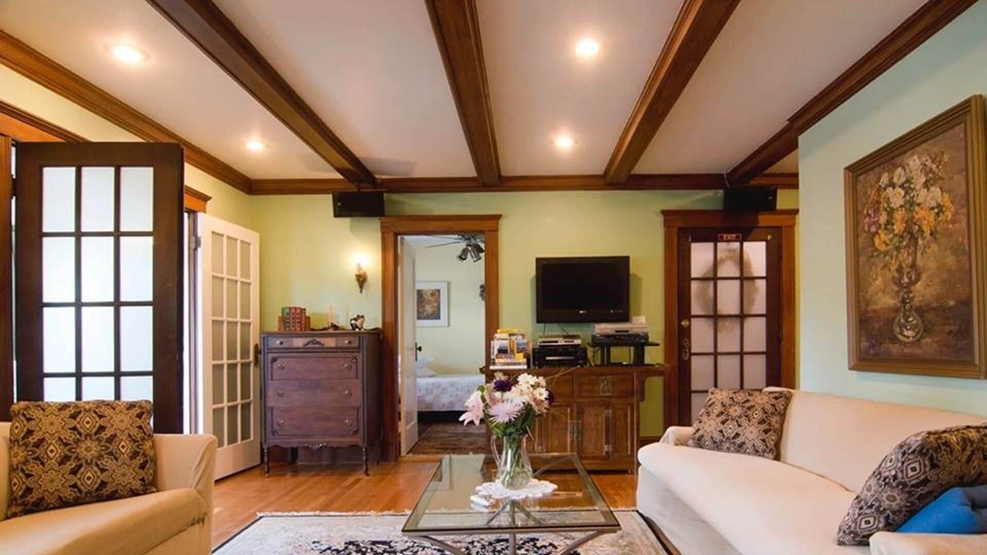 STUNNING RENOVATED SUNNY 1400SF 4 BEDROOM VICTORIAN STYLE APARTMENT FREE PARKING