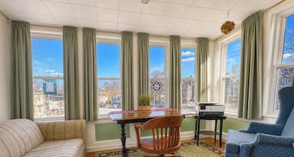 Sunny 4 Bed/2 Bath Victorian Oasis in the City!