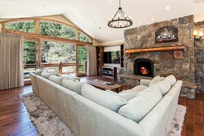 Smart-TV, Kamin, DVD-Player, Stereoanlage