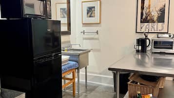 Fridge, microwave, oven, coffee/tea maker