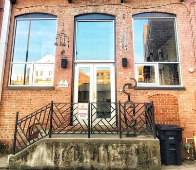 Centro de la ciudad / transitable / único / sereno / moderno / bien diseñado / lleno de arte / cómodo 