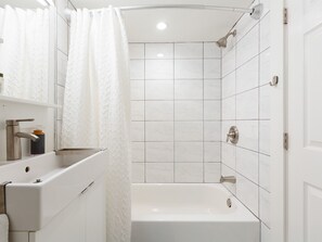 Hair dryer, towels, soap, shampoo - Location, location, location! (Mill Valley)