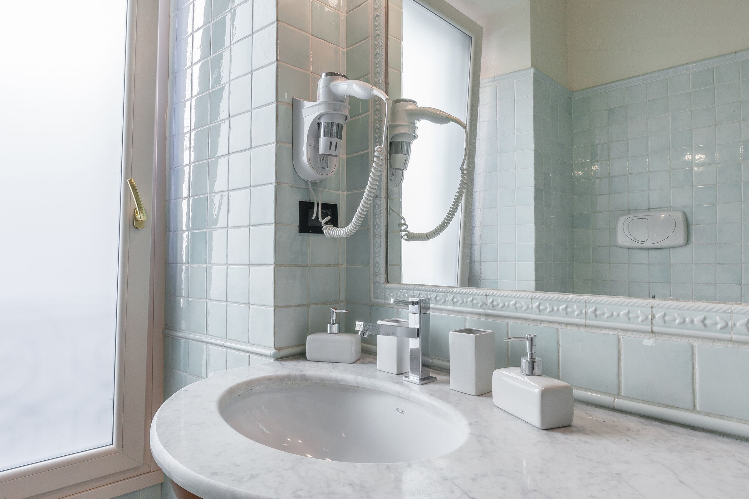 Douche, sèche-cheveux, bidet, serviettes fournies