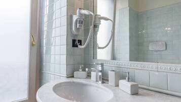 Douche, sĂšche-cheveux, bidet, serviettes fournies
