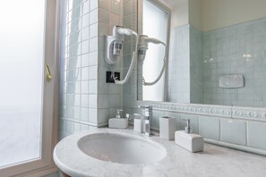 Shower, hair dryer, bidet, towels - Exclusive Apartment In The core of Historic Center of Rome - NAVONA Square (Rome)