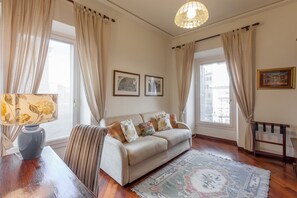 Smart TV, DVD player, books, stereo - Exclusive Apartment In The core of Historic Center of Rome - NAVONA Square (Rome)