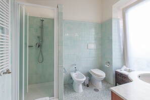 Dusche, Haartrockner, Bidet, Handtücher