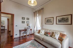 Smart TV, DVD player, books, stereo - Exclusive Apartment In The core of Historic Center of Rome - NAVONA Square (Rome)