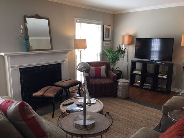 Smart TV, fireplace, Netflix, Hulu