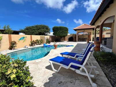 Piece of Paradise... Eagle Beach Villa with Private Pool;  Great Location!