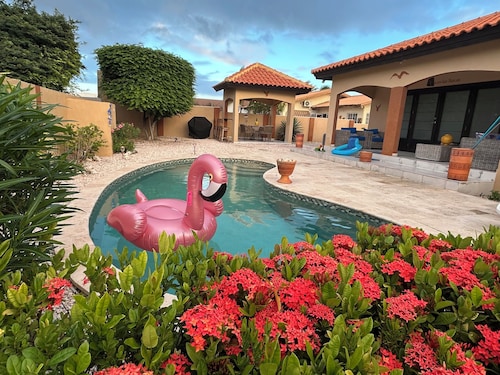 Piece of Paradise... Eagle Beach Villa with Private Pool;  Great Location!