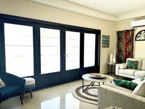 TV connectée, table de tennis de table, livres