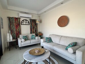 TV connectée, table de tennis de table, livres