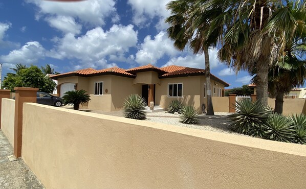 Exterior - Piece of Paradise... Eagle Beach Villa with Private Pool;  Great Location! (Aruba)