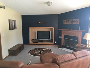 TV, peis, DVD-spiller og bøker