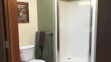 Combined shower/tub, towels, soap, toilet paper