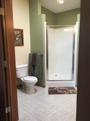 Ensemble douche/baignoire, serviettes fournies, savon, papier toilette