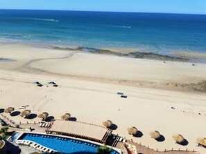 En la playa, sillas reclinables de playa