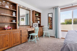 1 bedroom, desk, iron/ironing board, free WiFi - Peaceful Farm Retreat on 117 Acres | Private Apartment, Hot Tub, Wide-Open Skies (Lynden)