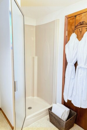 Douche, séchoir à cheveux, serviettes fournies