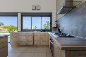 Refrigerador, microondas, horno y lavavajillas 
