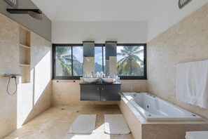 Shower, jetted bath, hair dryer, bathrobes - Spacious villa with swimming pool ideal for families. (Las terrenas)