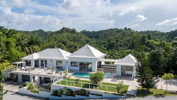 Outdoor pool, an infinity pool