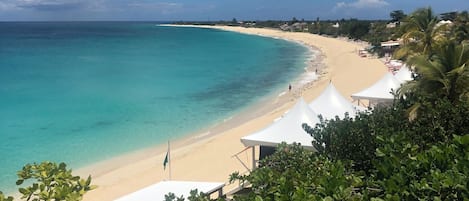 Playa en los alrededores, camastros y toallas de playa 