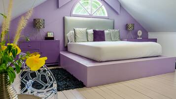 4 dormitorios, caja fuerte, escritorio y tabla de planchar con plancha