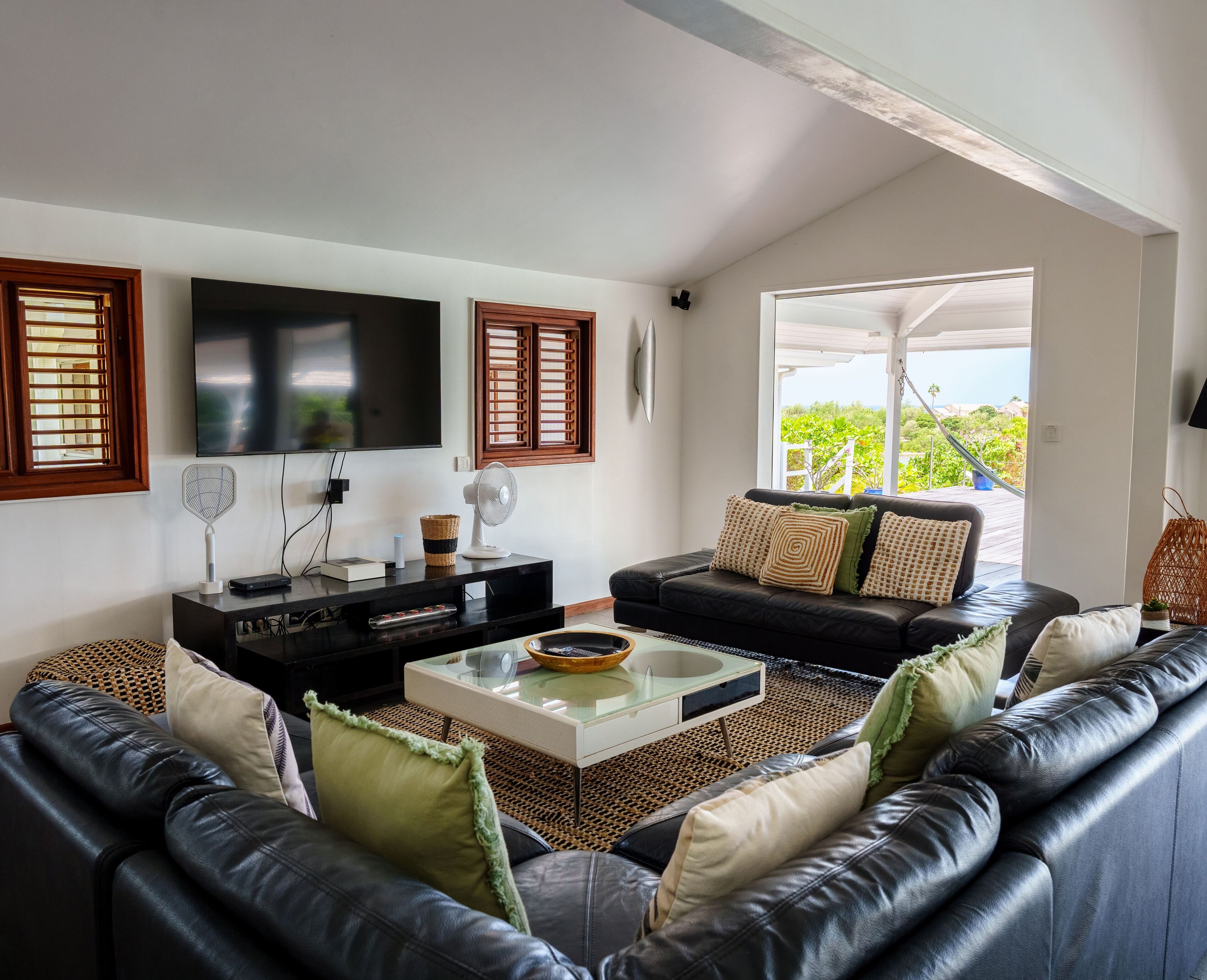 Smart TV, table tennis, books, stereo