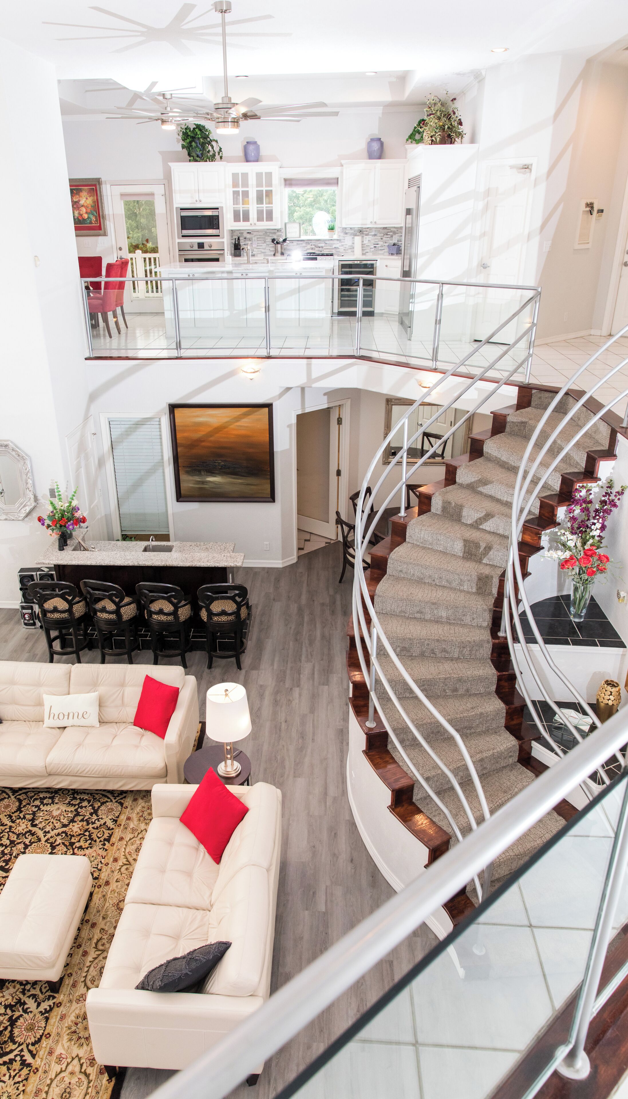 电视、壁炉、DVD 播放器、书