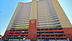 Un hôtel de grande hauteur doté de nombreux balcons et d’une façade rouge et jaune très visible.