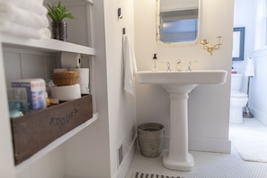 Bañera, secador de pelo, toallas, papel higiénico