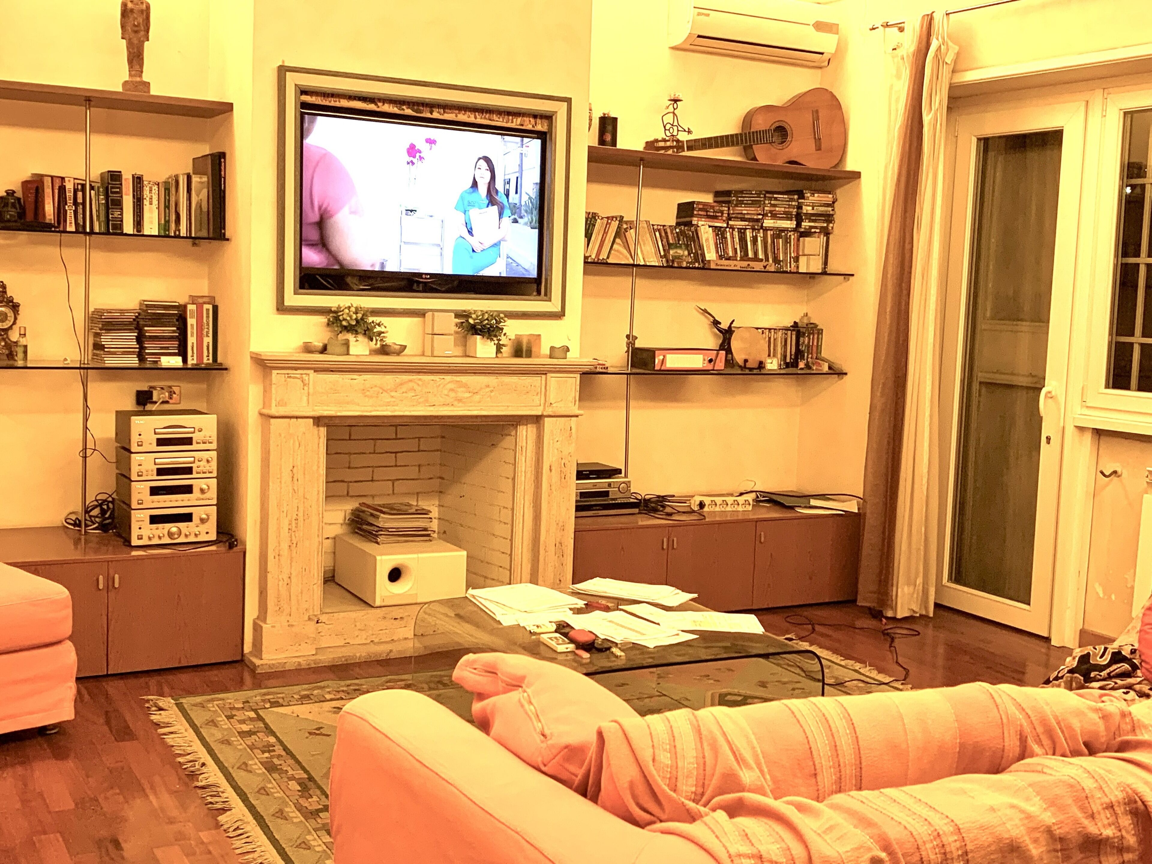 TV LED, lettore DVD, libri, biblioteca musicale