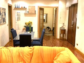 LED TV, DVD player, books, music library - ❤Ravizza 2 Romantic Near Trastevere --WiFi -patio (Roma)