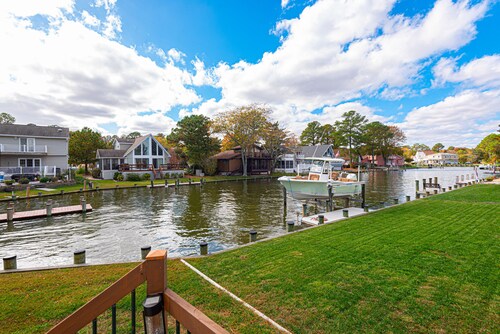Pet friendly-Waterfront Home- Pools-Self Check-In- Beach Club Parking Included.