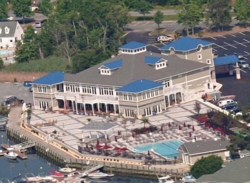 Yksi taso Contemporary Waterfront Home - Lemmikkieläinystävällinen - 5 allasta - Nukkuu 11