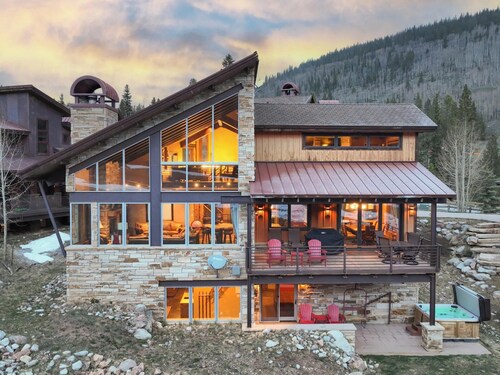 Warming Hut: True Ski-in/Out, Hot Tub, Video Wall, Pool Table, Shuttle