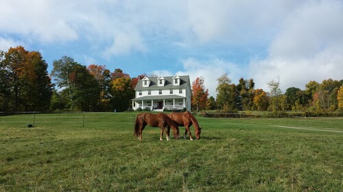 Farm House Getaway on beautiful horse farm!