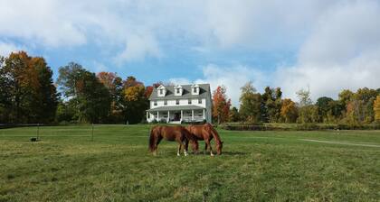 Farm House Getaway on beautiful horse farm!