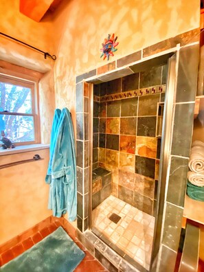 Dusche, Haartrockner, Handtücher, Seife