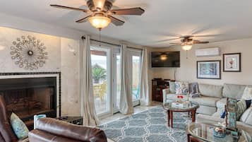 Televisión, chimenea, reproductor de DVD y estéreo